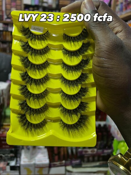 Faux cils dramatiques LVY