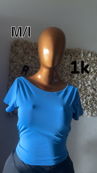 Top bleu à manches courtes