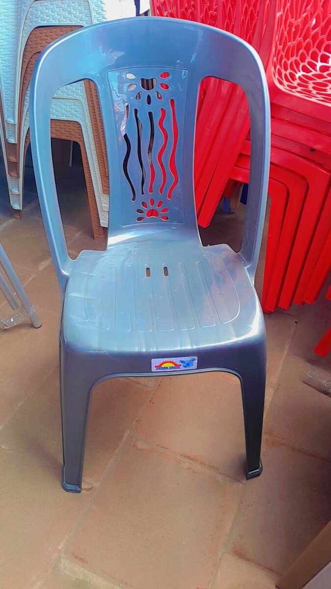 Chaise plastique robuste empilable