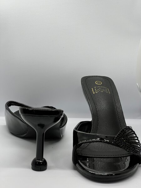 Sandales à talons brillantes