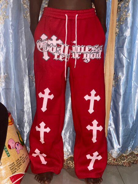 Pantalon rouge à croix stylées