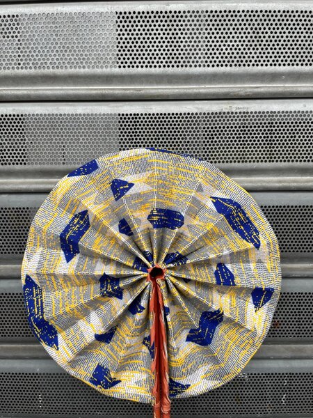 Éventail en tissu coloré