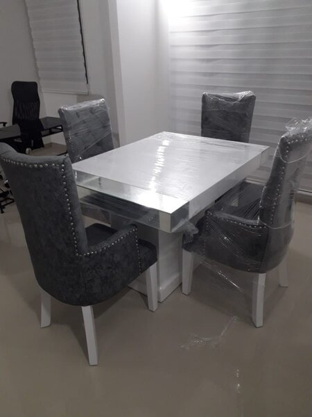 Table et 4 chaises salle à manger