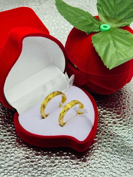 Elegant Gold Wedding Rings