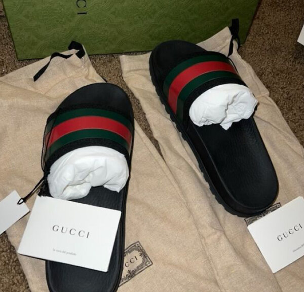 Claquettes luxueuses avec bandes colorées