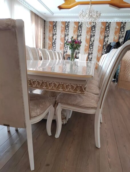 Продаётся стол из натурального дерева!