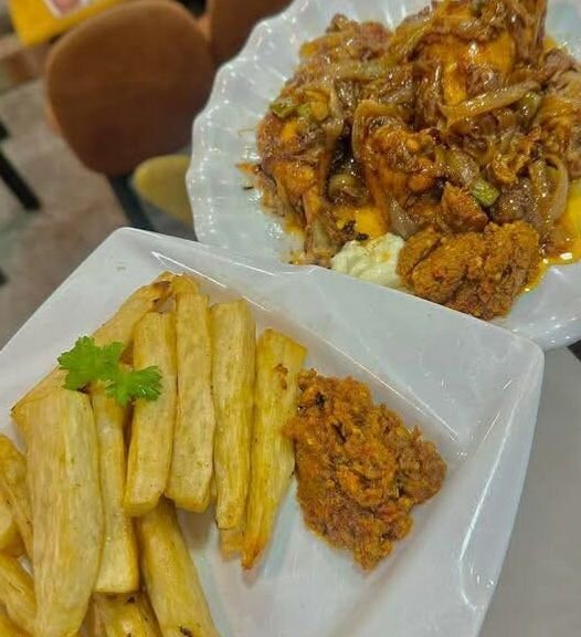 Plat de Poulet et Manioc Frit