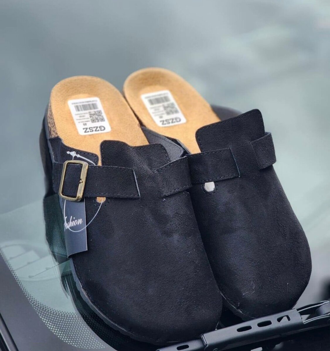 Sabots en cuir noir élégants