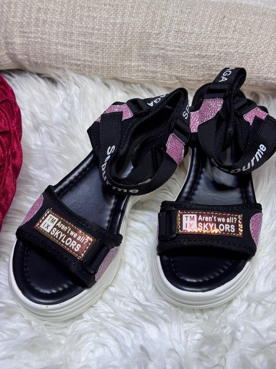 Sandales compensées noires et roses