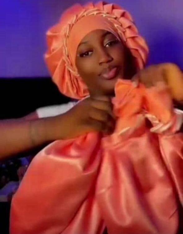 Bonnet en satin large 3en1