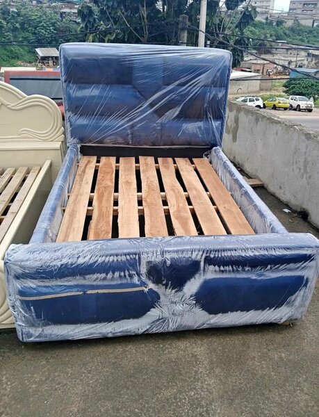 Lit double avec cadre rembourré