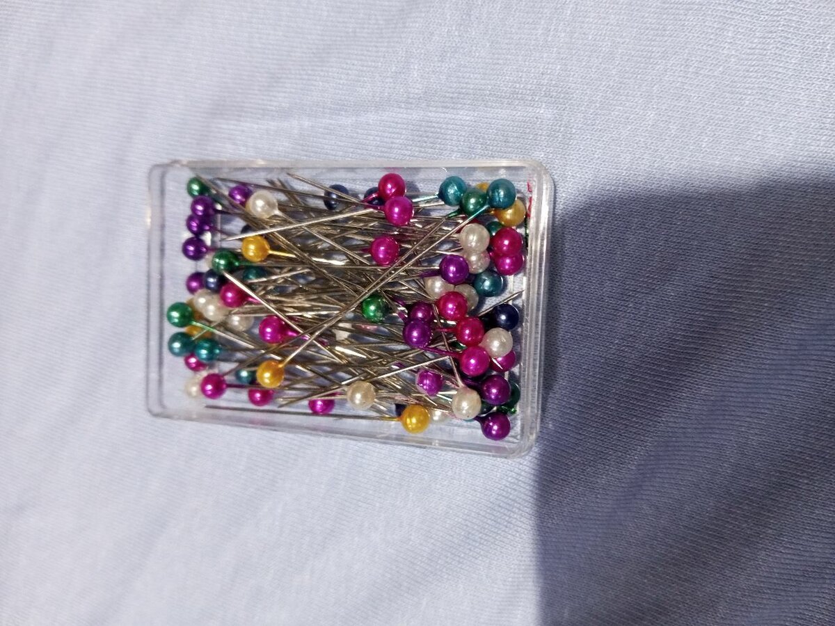 Épingles multicolores perlées