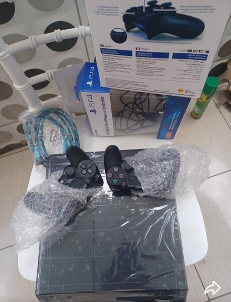 Console PS4 avec Manettes