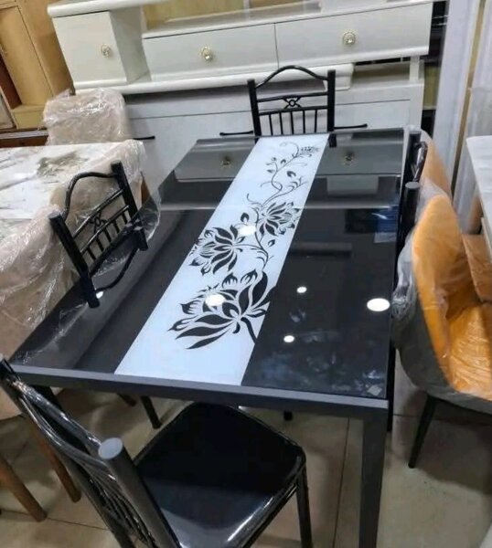 Table à manger en verre élégante