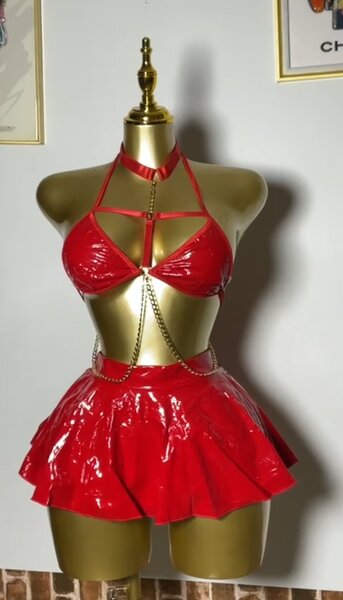 Tenue sexy en vinyle rouge