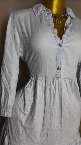 Robe en lin à boutons brillants