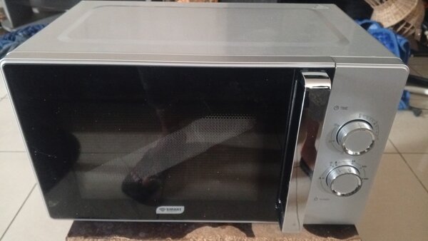 Four micro-ondes compact moderne