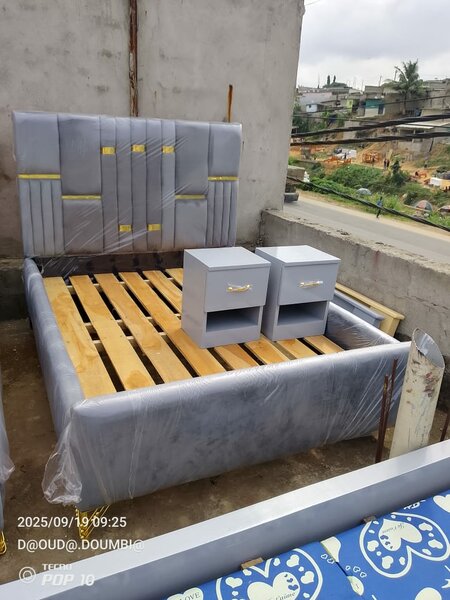 Lit double rembourré élégant