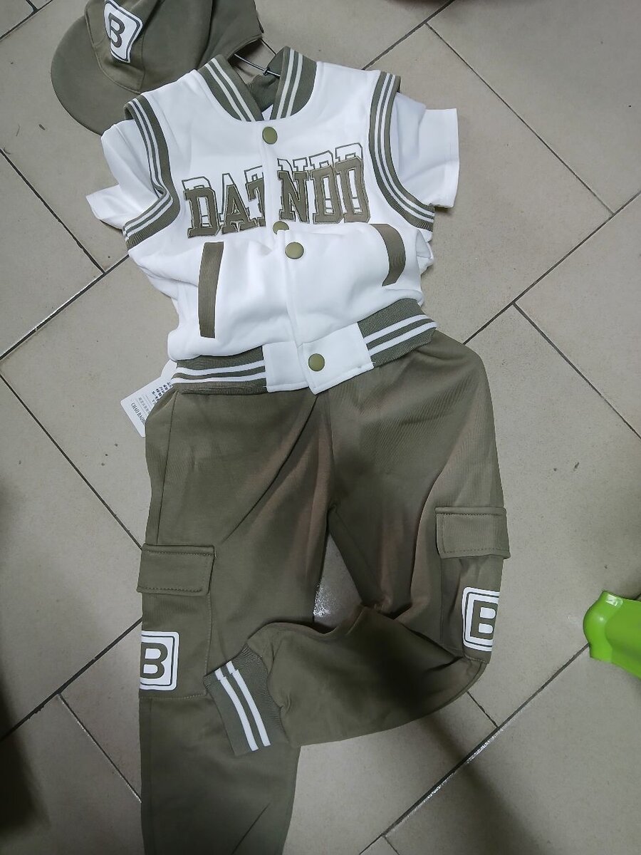 Ensemble sport enfant élégant