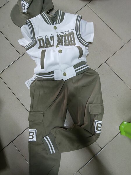 Ensemble sport enfant élégant