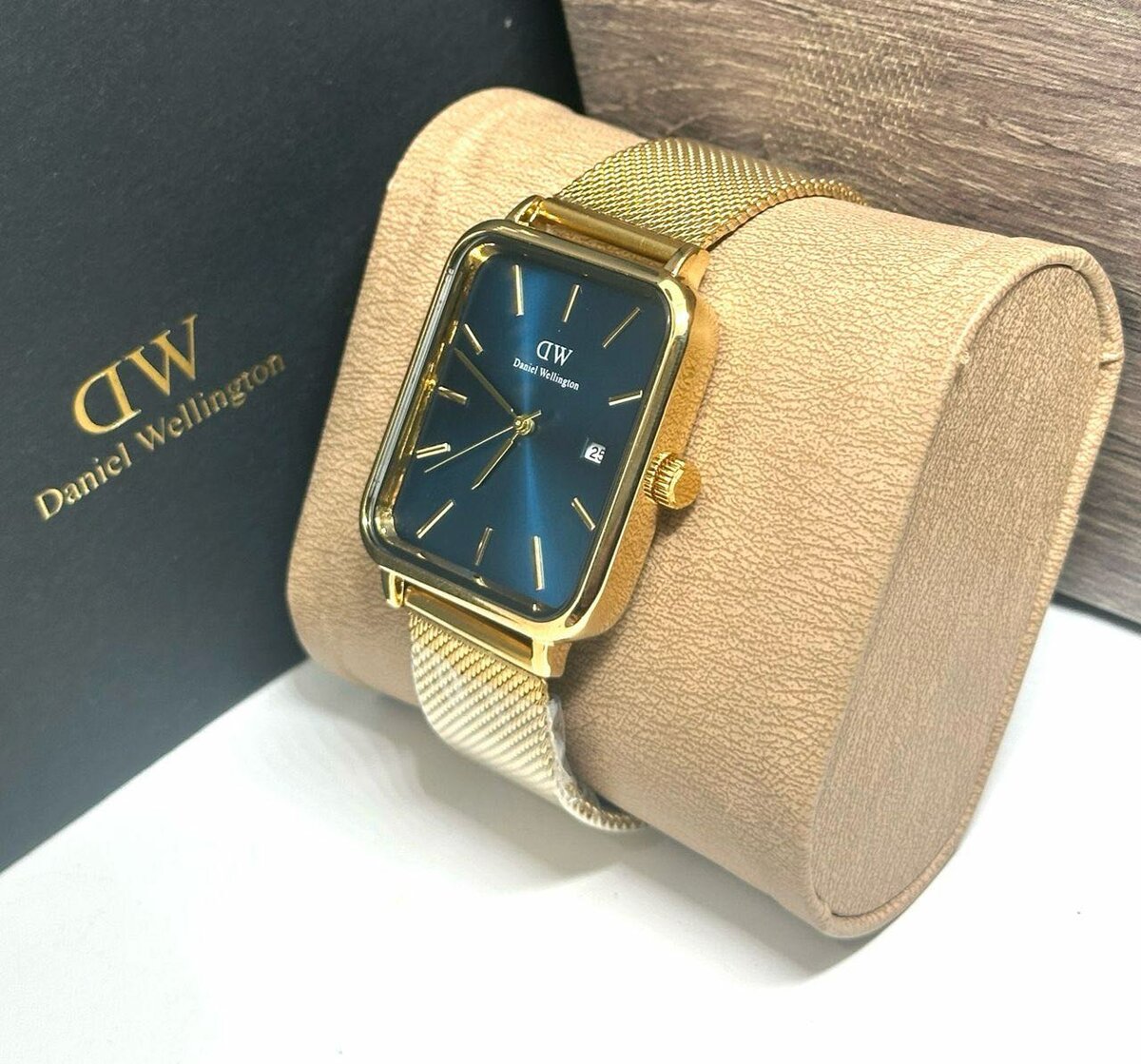 Montre Carrée Élégante Dorée