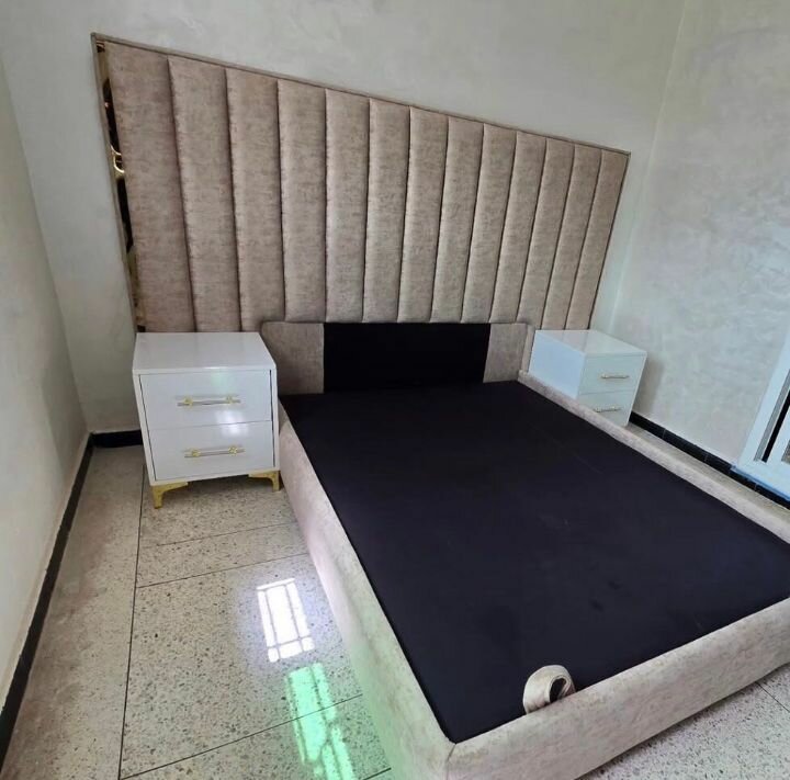 Lit Double avec Chevets Modernes