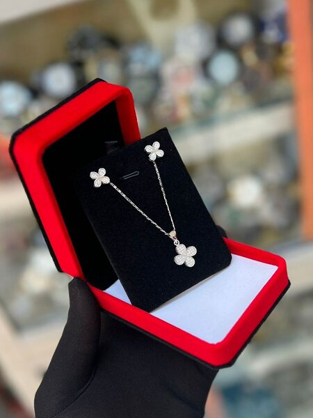 Ensemble collier et boucles d'oreilles luxe