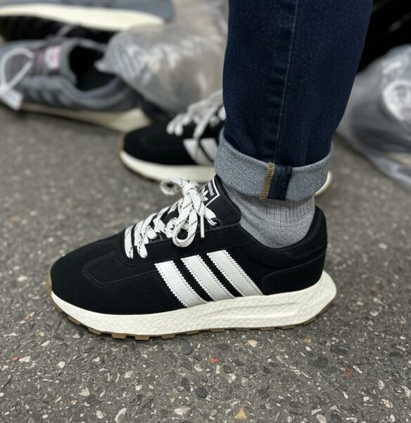 Baskets noires à rayures blanches