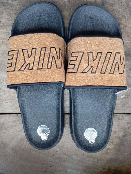 Sandales Nike en cuir noir