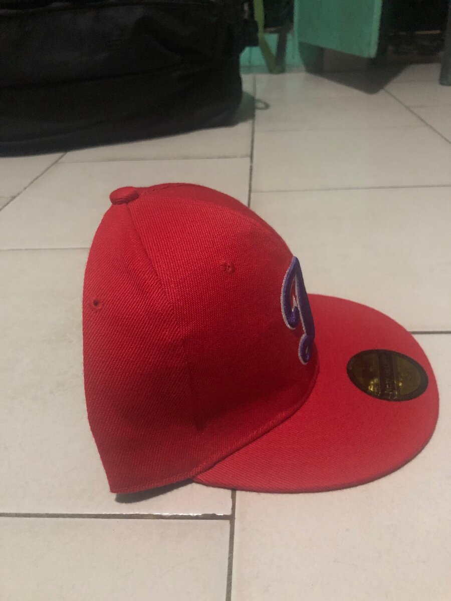 Casquette rouge brodée sport