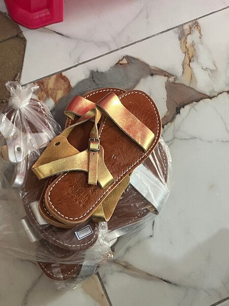 Sandales dorées en cuir