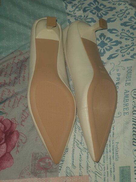 Cream coloured Kitten heeled pumps UK 8