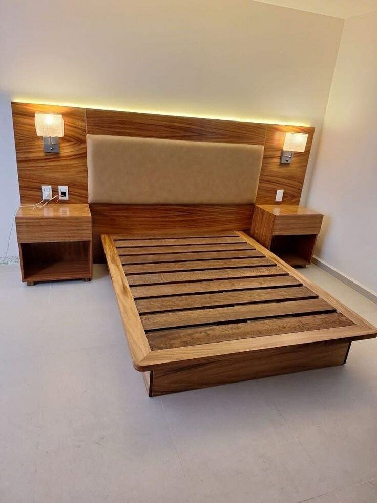 Lit double en bois élégant