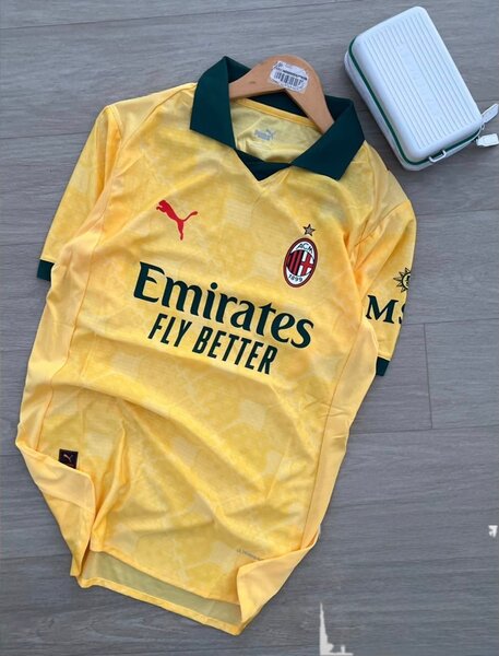 Maillot de football jaune Milan