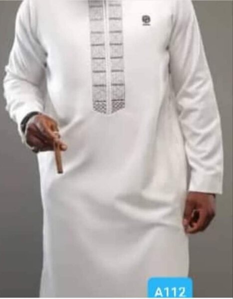 Costume blanc avec broderie