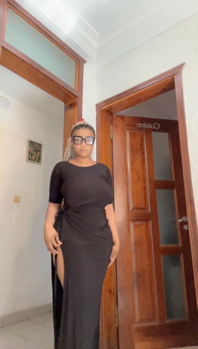 Robe Noire Fendue Élégante