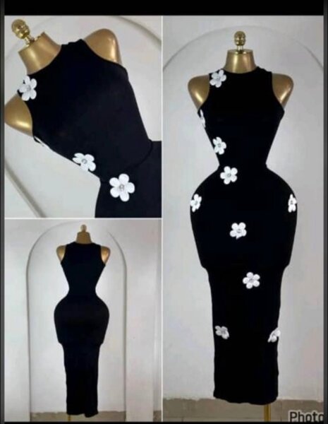 Robe noire à fleurs blanches