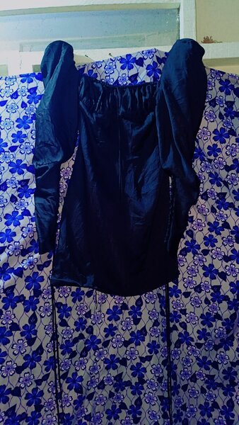 Robe noire à manches bouffantes