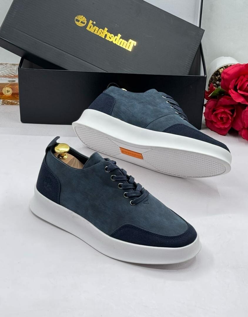 TIMBERLAND NAVY AND WHITE