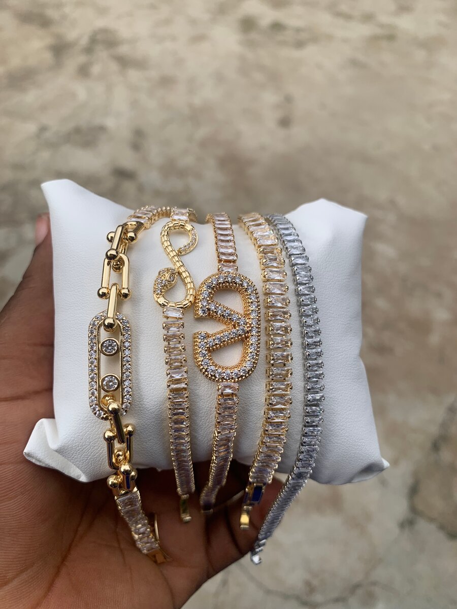 Bracelet élégant en or avec strass