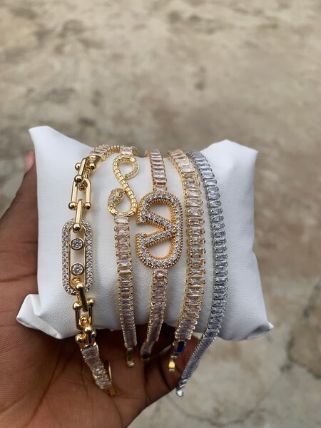 Bracelet élégant en or avec strass