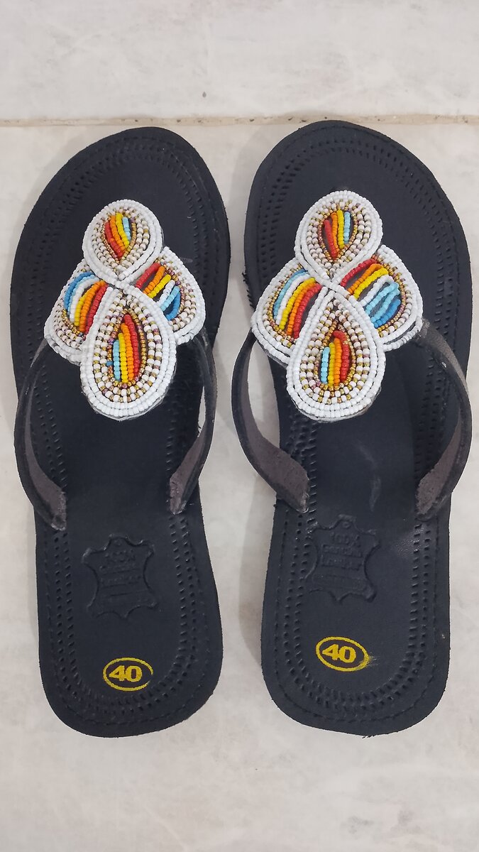 Tongs en cuir brodé