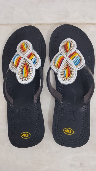 Tongs en cuir brodé