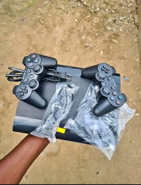 Console Sony PS3 avec manettes