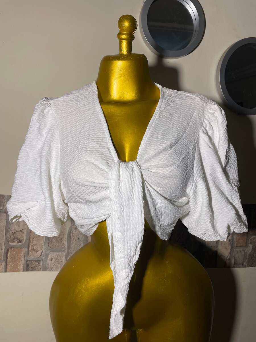 Blouse blanche nouée élégante