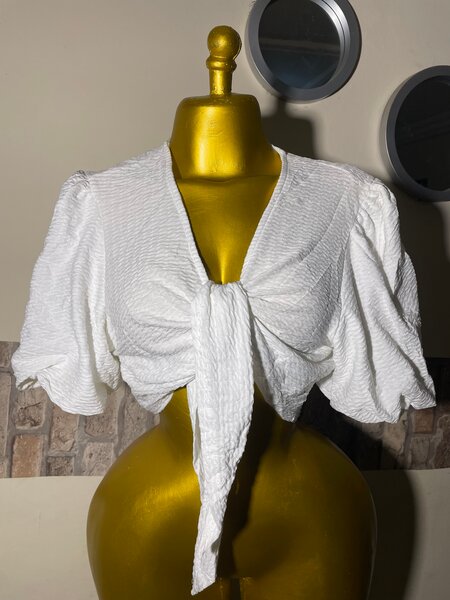 Blouse blanche nouée élégante