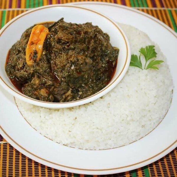 Riz sauce feuille patate huile rouge