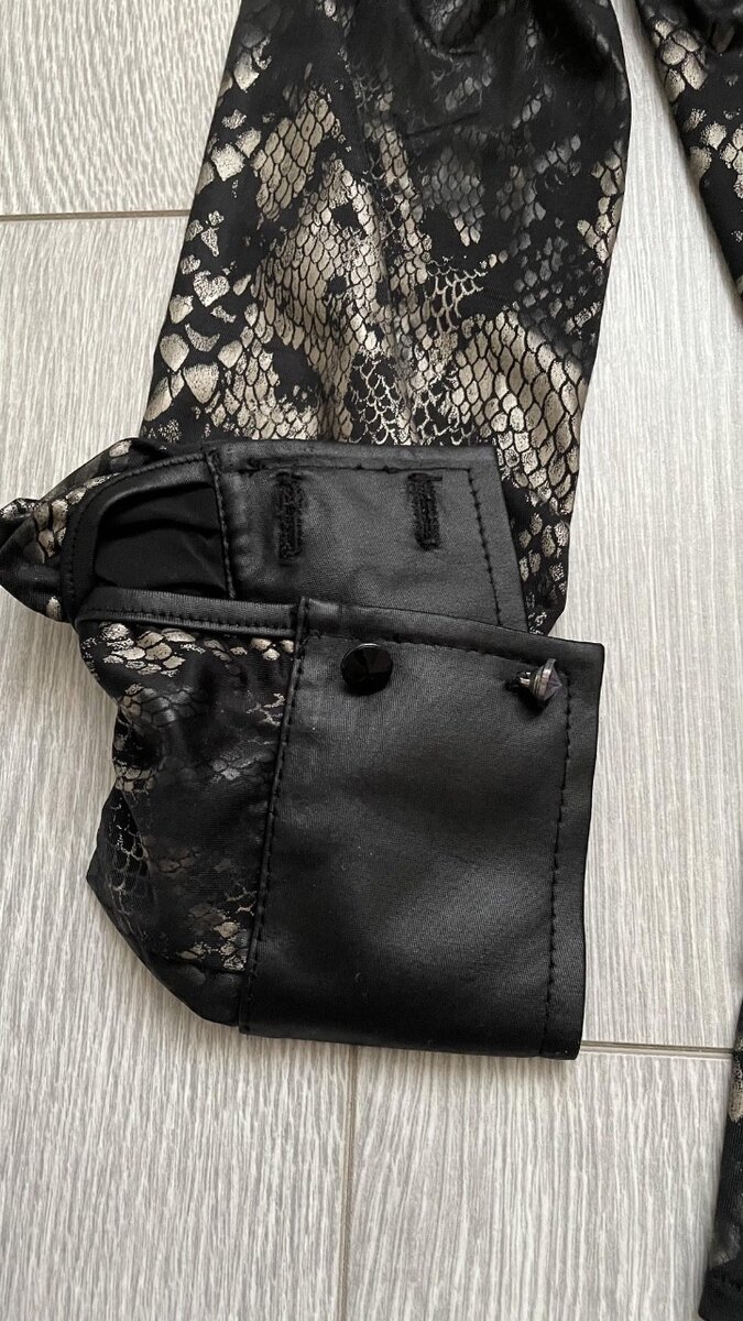 Нарядная блузка с длинными рукавами