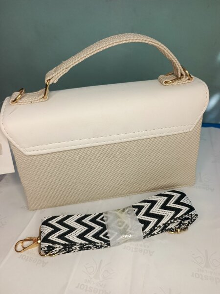 Sac à main élégant beige