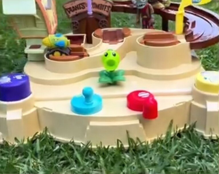 Развивающий Игровой набор по мотивам популярной компьютерной игры Plants vs Zombie (Растения против зомби)